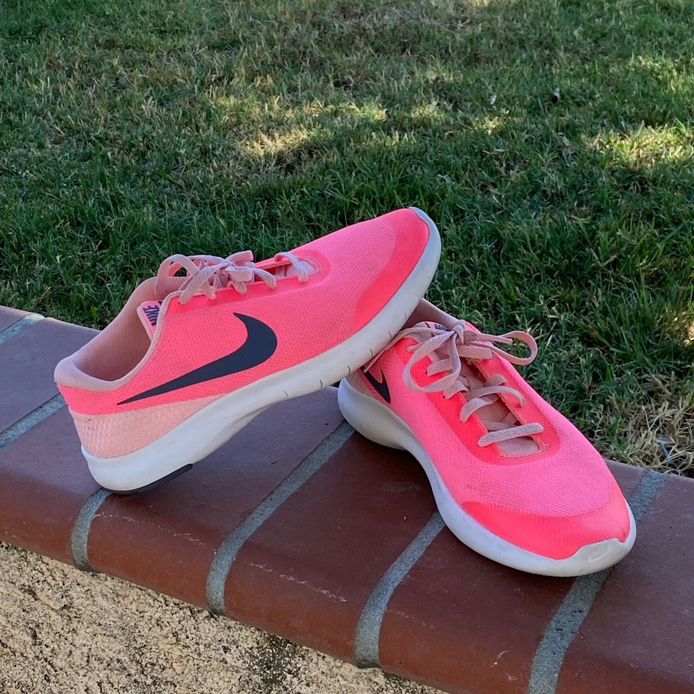 Nike Youth Sneakers (Size 6.5Y)